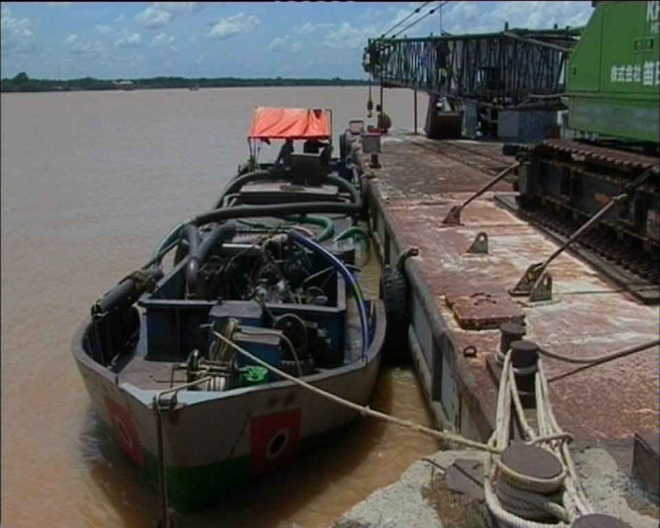 Tàu sắt mang biển kiểm soát 71BTr – 1327 bị bắt quả tang khai thác cát trái phép trên sông Hàm Luông, lúc 16h ngày 24/8/2015.