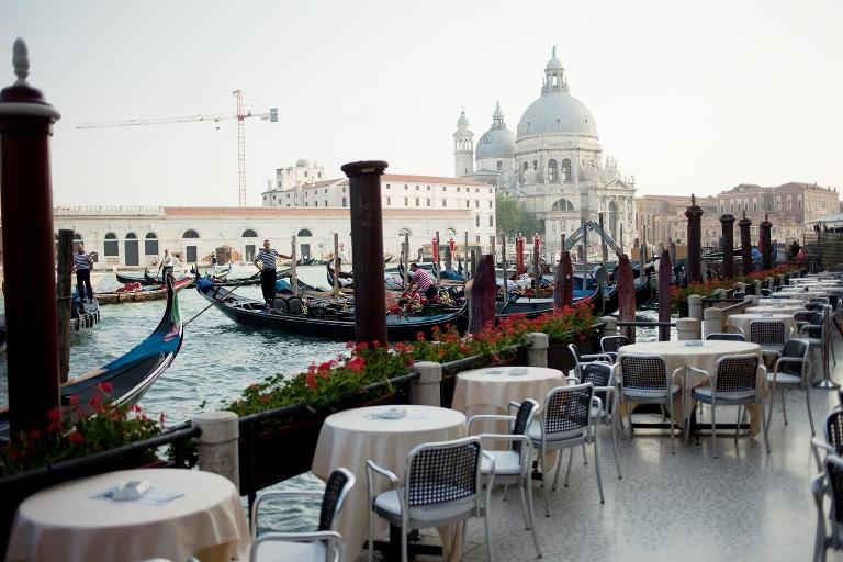 Một góc cà phê bên dòng sông Venice – Ý. Nguồn ảnh: Shutterstock