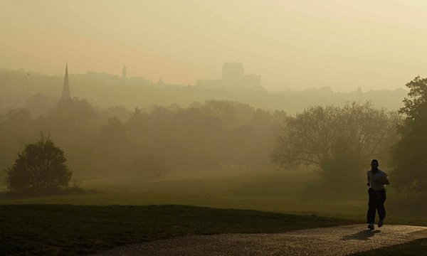 Một người đàn ông chạy bộ trên Parliament Hill, Hampstead Heath, London (Anh) trong điều kiện thời tiết sương khói. Ảnh: Matt Dunham / AP