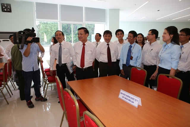Lãnh đạo Thành phố và các đại biểu tham quan Thư viện khoa học tổng hợp Đà Nẵng