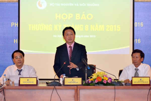 Thứ trưởng Bộ TN&MT Trần Hồng Hà phát biểu khai mạc buổi họp báo chiều 31/8