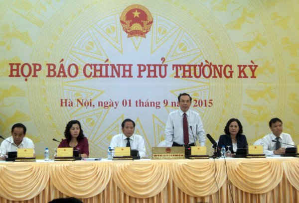 Bộ trưởng Chủ nhiệm VPCP Nguyễn Văn Nên phát biểu khai mạc buổi họp báo Chính phủ thường kỳ tháng 8 chiều 01/9. Ảnh: Việt Hùng
