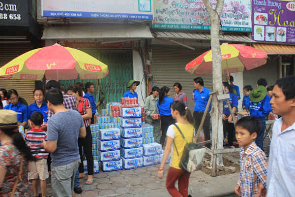 Sinh viên tình nguyện thủ đô phát nước miễn phí cho người dân.