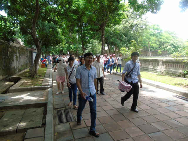 Không quản ngại thời tiết nắng nóng, hàng nghìn du khách vẫn đến thăm các di sản cố đô Huế trong dịp lễ Quốc khánh