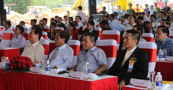 Thủ tướng Chính phủ Nguyễn Tấn Dũng và các đại biểu tham dự Lễ khởi công dự án