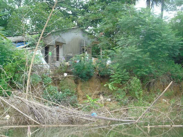 Sạt lở khiến ngôi nhà của bà Tống Thị Sen chỉ còn cách bờ sông khoảng 5m.