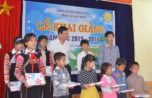 Ông Lê Văn Lương, Giám đốc Sở TN&MT trao học bổng cho học sinh xã Bum Nưa, huyện Nậm Nhùn, tỉnh Lai Châu