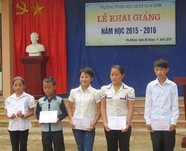 Đại diện HS, Trường THCS Vừ A Dính, xã Pú Nhung, huyện Tuần Giáo (Điện Biên) nhận học bổng trong ngày khai giảng năm học mới 2015 - 2016