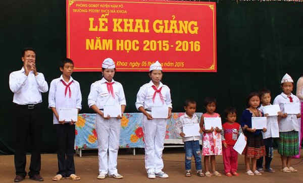 Thầy giáo Nguyễn Văn Thuận, Trưởng phòng GD&ĐT huyện Nậm Pồ, trao 10 suất học bổng cho học sinh nghèo xã Nà Khoa, huyện Nậm Pồ (Điện Biên)