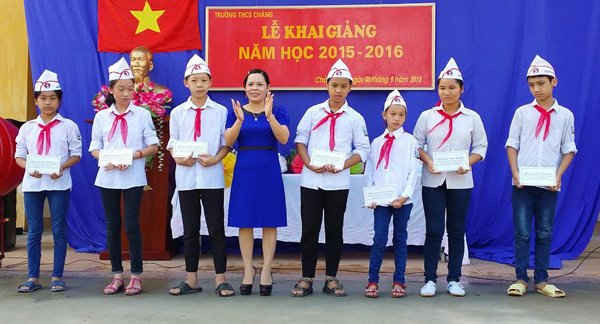 Học sinh Trường THCS Chàng Sơn, huyện Thạch Thất, nhận học bổng của nhóm Pv.
