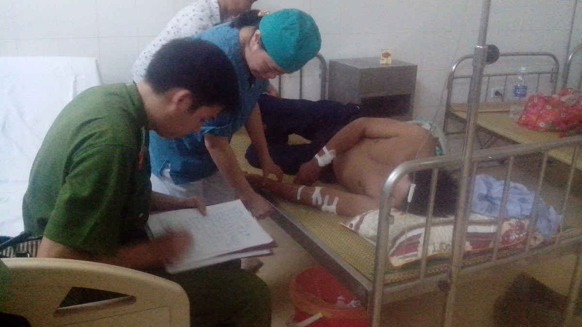 Công an huyện Lang Chánh lấy lời khai của công nhân Công ty Tây Đô bị đối tượng lạ đánh nhập viện