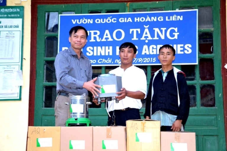 Trao tặng bếp sinh học sử dụng viên nén năng lượng cho người dân xã Lao Chải (Sa Pa- Lào Cai)