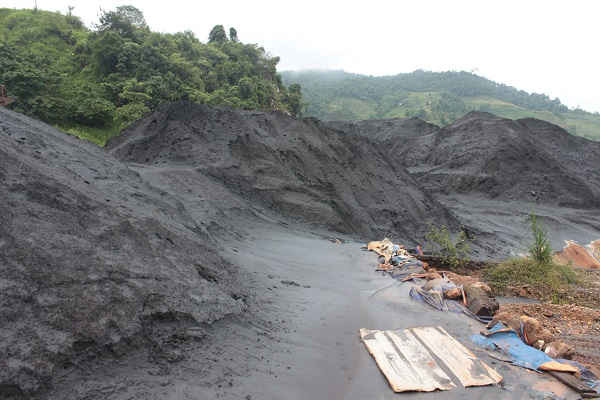 Hàng chục vạn tấn quặng sắt tồn đọng ở Hà Giang