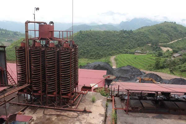 Máy móc đắp chiếu chờ hoan gỉ tại một mỏ khai thác quặng sắt ở Hà Giang
