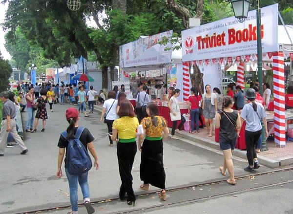 Tham gia Triển lãm – Hội chợ Sách quốc tế - Việt Nam lần thứ V, các đơn vị xuất bản, phát hành trong và ngoài nước nhằm tạo sự lôi cuốn hấp dẫn độc giả.