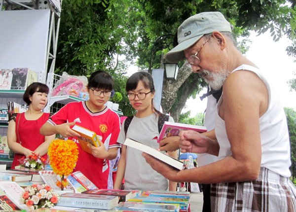 Triển lãm – Hội chợ sách thu hút nhiều độc giả ham mê đọc sách