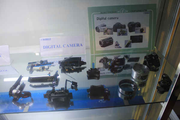 Các linh kiện cho camera kỹ thuật số do công ty TNHH Noble Electronics Việt Nam sản xuất.