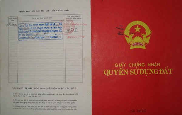 “Sổ đỏ” được bà Thương chuyển quyền cho ông Lê Bá ngày 07/01/2004.