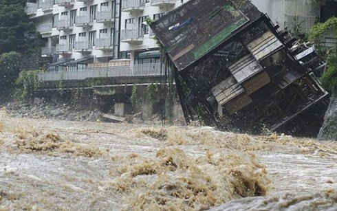 Ở tỉnh Ibaraki, mưa lớn khiến mực nước sông Kinugawa dâng cao, gây vỡ đập tràn vào nhà dân. (ảnh: AP)