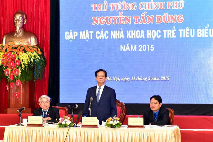 Thủ tướng Nguyễn Tấn Dũng nói chuyện với các nhà khoa học trẻ