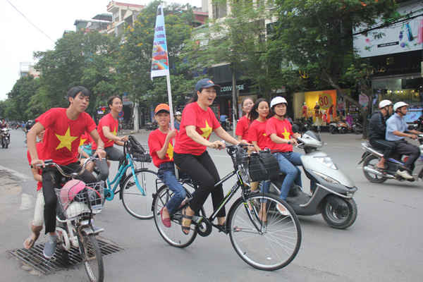 Chị Thu Hương (đội mũ đạp xe), chủ tịch CLB tham gia nhiệt tình cùng các thành viên.