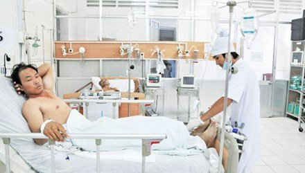 Nạn nhân Nguyễn Hùng Cường đang được điều trị tại bệnh viện 