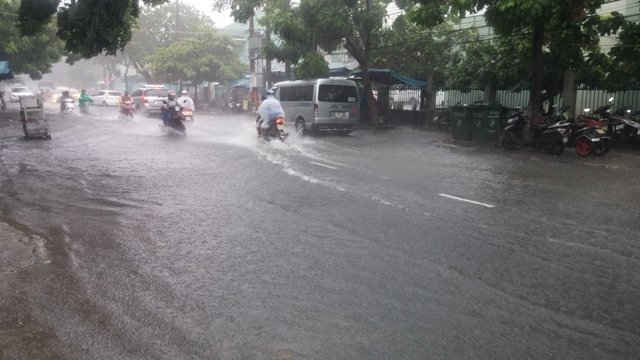 Đường Quang Trung (TP. Đà Nẵng) ngập nước khi mưa lớn