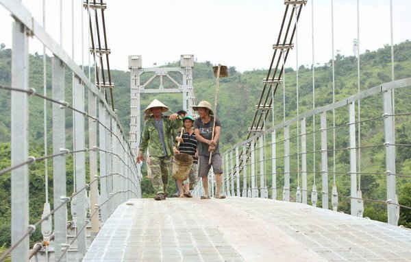 Có cầu mới kiên cố, người dân ở xã Hoà Lễ hết cảnh phải đu dây qua sông.