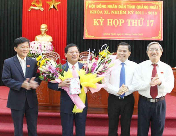 Lãnh đạo tỉnh Quảng Ngãi tặng hoa chúc mừng tân Chủ tịch HĐND tỉnh Lê Viết Chữ. 