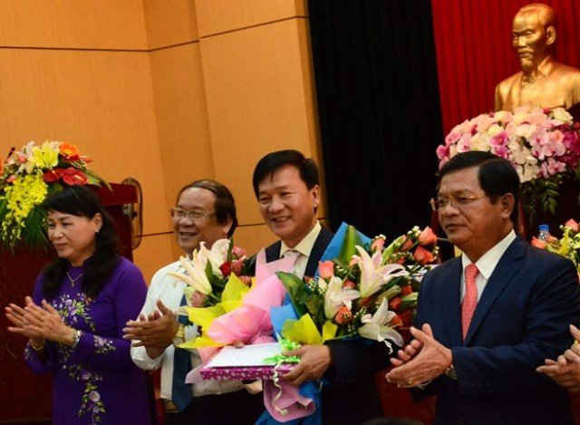 Lãnh đạo tỉnh Quảng Ngãi tặng hoa chúc mừng tân Chủ tịch UBND tỉnh  Trần Ngọc Căng.
