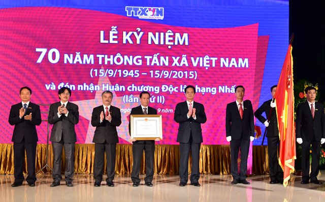 Thủ tướng trao Huân chương Độc lập hạng Nhất cho TTXVN