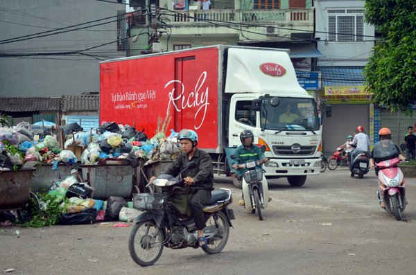 Khu vực này cũng là tuyến đường huyết mạch nối từ đường Nguyễn Xiển vào khu Làng nghề Triều Khúc, nhiều xe trọng tải lớn đi qua khu vực này