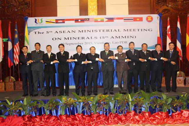 Phó Thủ tướng CHDCND Lào  Somsavat Lengsavad và các Trưởng đoàn ASEAN tại  AMMin 5