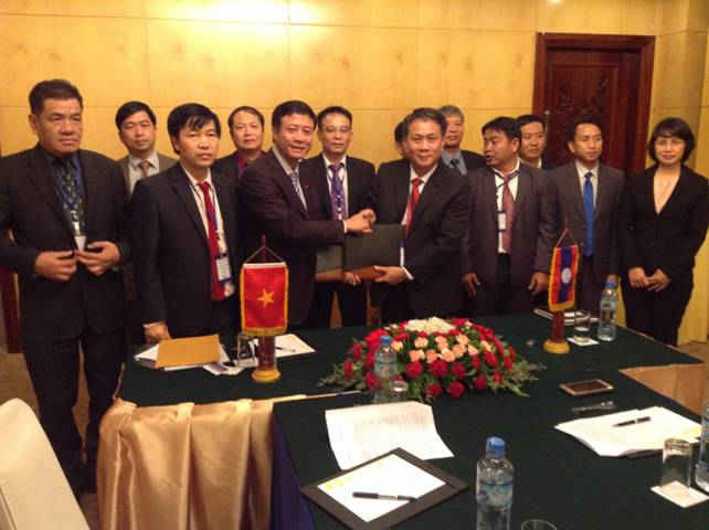 Tổng Cục trưởng Đỗ Cảnh Dương (GDGMV) và Quyền Cục trưởng Khampha Phommakaysone (DGM) tại Hội đàm song phương và ký Biên bản cuộc họp giữa Tổng cục Địa chất và Khoáng sản Việt Nam và Cục Địa chất và Khoáng sản CHDCND Lào