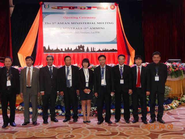 Đoàn đại biểu Việt Nam chụp ảnh lưu niệm cùng đại diện Viện Địa chất và Tài nguyên CHLB Đức và Bộ Mỏ và Năng lượng CHDCND Lào tham dự Hội nghị Bộ trưởng ASEAN về khoáng sản và các Hội nghị liên quan