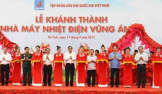 Các đại biểu tham gia buổi lễ cắt băng khánh thành Khánh thành Nhà máy Nhiệt điện Vũng Áng 1 