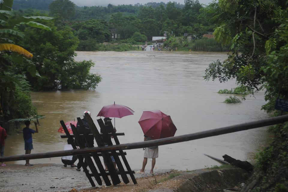Nhiều người dân, cán bộ, giáo viên và học sinh hai bên bờ sông Hiếu bị mắc kẹt do lũ ngập cầu Châu Thắng