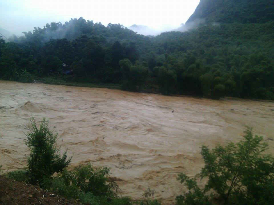 Nước sông Lò trên địa bàn huyện Quan Sơn đang dâng cao khiến giao thông bị chia cắt.