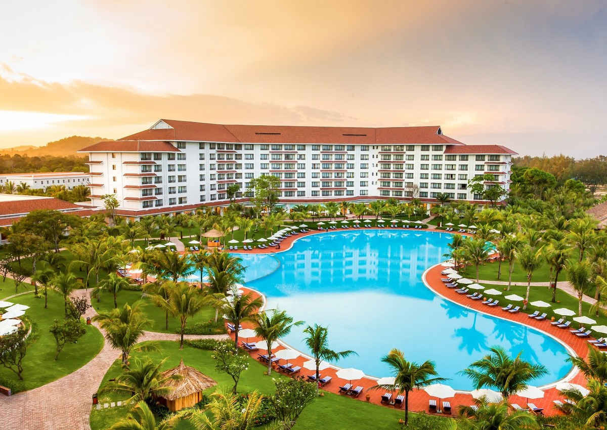 Khu khách sạn gồm hai tòa Ocean và Coral được thiết kế mềm mại bao quanh hồ bơi với tầm nhìn hướng ra bờ biển tuyệt đẹp.
