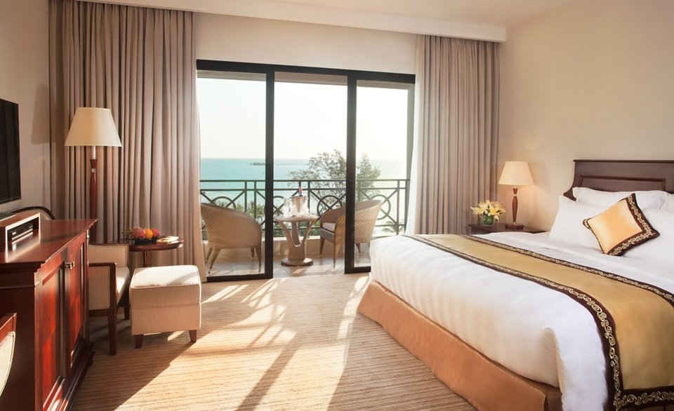 Tất cả các phòng nghỉ tại Vinpearl Phú Quốc Resort được thiết kế và trang trí hài hòa theo phong cách cổ điển Phương Tây với ban công riêng biệt, mang lại khoảng không gian thư giãn thoải mái nhất.  