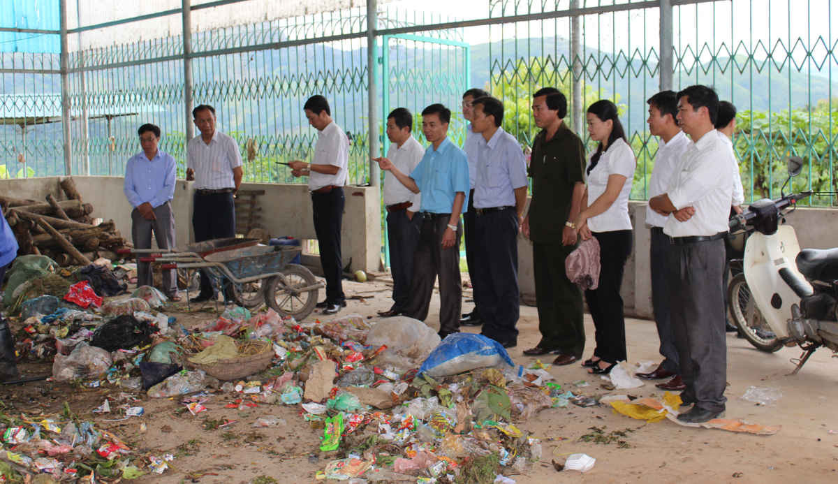 Đoàn đại biểu thăm nhà máy xử lý rác thải huyện Mường Ảng
