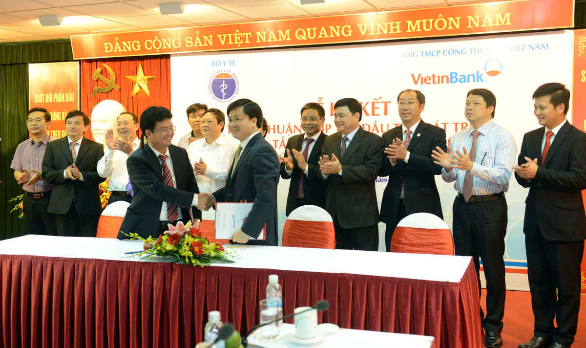 Tổng Giám đốc VietinBank Lê Đức Thọ và Thứ trưởng Bộ Y tế Phạm Lê Tuấn ký kết thỏa thuận hợp tác