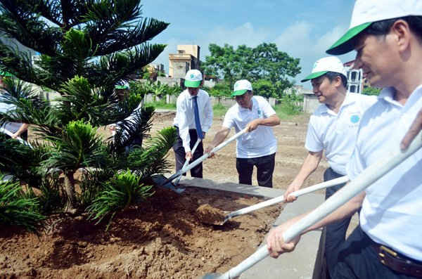 Đại diện lãnh đạo Bộ TN&MT, lãnh đạo tỉnh Hưng Yên cùng trồng cây hưởng ứng chiến dịch