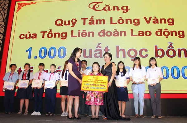 Bà Nguyễn Phương Hằng và con gái Phương Uyên trao 1.000 suất học bổng, trị giá 5 tỷ đồng cho Qũy Tấm Lòng Vàng - Tổng Liên đoàn Lao động Việt Nam 