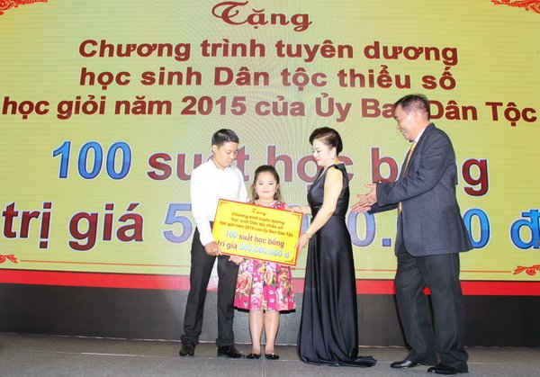 Vợ chồng ông Huỳnh Uy Dũng - bà Nguyễn Phương Hằng và con gái Phương Uyên trao 100 suất học bổng (trị giá 500 triệu đồng) cho địa diện Ủy ban Dân tộc 
