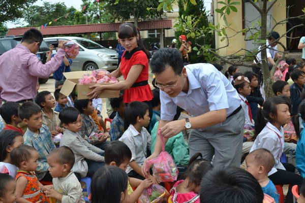 Ông Nguyễn Thành Sinh, Giám đốc Sở  TN&MT Lào Cai trao tặng quà cho các em học sinh xã Tòng Sành, huyện Bát Xát 