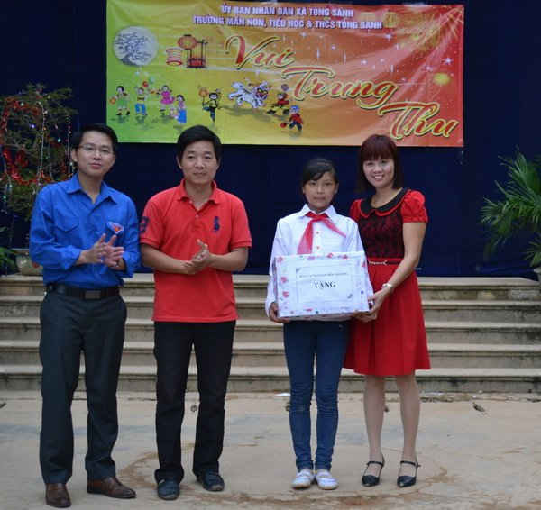 Thừa ủy quyền BBT, PV thường trú Báo TN&MT tại Tây Bắc trao quà cho các em học sinh	