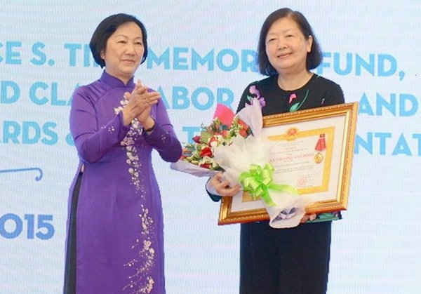 Bà Trương Thị Ánh - Phó Chủ tịch HĐND TP.HCM (bên trái) trao Huân chương Lao động hạng Ba cho bà Ting Fei Tsong Ching - Chủ tịch Ủy ban Điều hành Quỹ Lawrence S. Ting