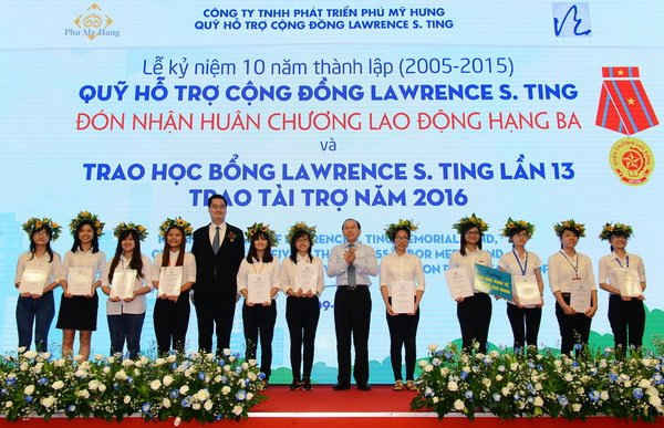 Đại diện Bộ Giáo dục và Đào tạo, Quỹ Lawrence S. Ting trao học bổng cho các em sinh viên Đại học Kinh tế TP.HCM