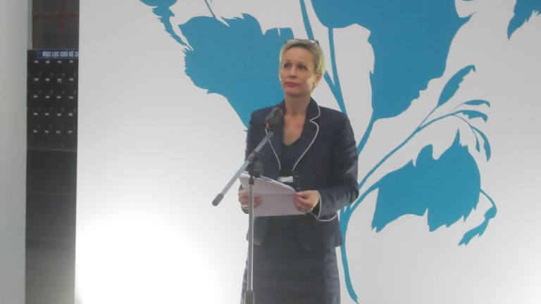 Bà Camilla Mellander - Đại sứ Thụy Điển tại Việt Nam phát biểu khai mạc triển lãm